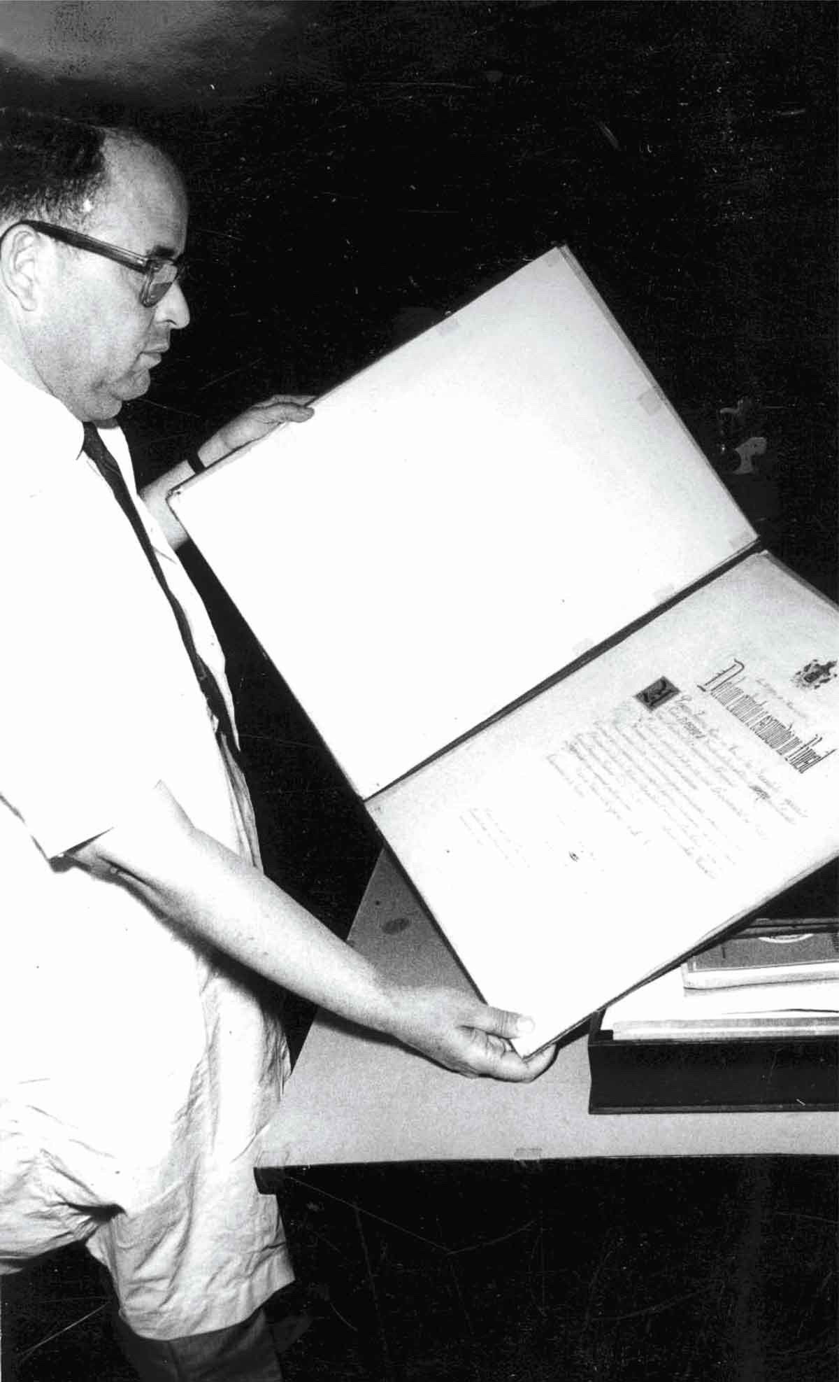 Jos&eacute; Peres de S&aacute;, ent&atilde;o chefe do Servi&ccedil;o de Assist&ecirc;ncia do Arquivo Nacional, mostra &agrave; reportagem de &lsquo;O Cruzeiro&rsquo;, em 1966, o original da Lei &Aacute;urea