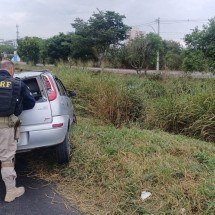 Pai capota carro com a filha na Dutra durante ligação de vídeo para a ex-mulher - Polícia Rodoviária Federal