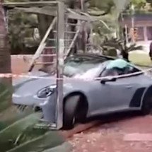 Motorista de Porsche bate em equipamentos de ginástica em praça na Vila Olímpia, em SP - Play Car/Instagram