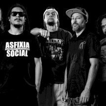 Asfixia Social lança o inédito álbum 'Mess Bigger" - Daniel Arantes
