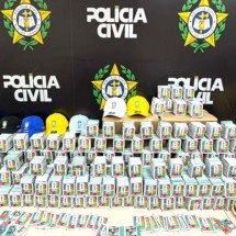 Copa do Mundo: polícia apreende 200 mil figurinhas e camisas falsas - Polícia Civil