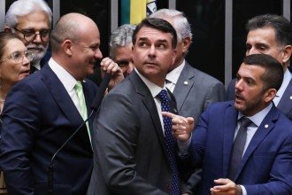 Campanha de Flávio Bolsonaro faz conta e acredita que ‘ainda há jogo’