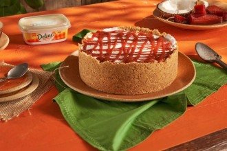 Como fazer torta de sorvete de tapioca com coco e calda de goiabada