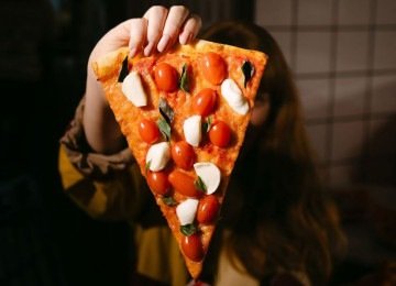As pizzas no estilo nova-iorquino com 50cm são o foco do Angela's Pizza Bar -  (crédito: Barbara Dutra/Divulgação )