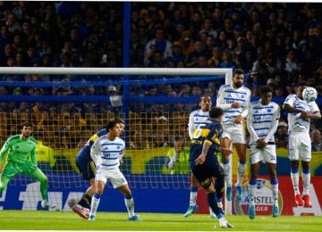 Goleiro Otávio (E) foi um dos destaques do empate do Cruzeiro diante do Boca Juniors, na Bombonera, pela Copa Libertadores -  (crédito: MARCOS BRINDICCI / AFP)