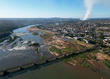 Vista aérea do São Francisco e da ponte entre Pirapora e Buritizeiro: depois da pureza próximo à nascente, trecho tem a melhor condição, mas Situação começa a se degradar adiante -  (crédito: Alexandre Guzanshe/EM/D.A Press)