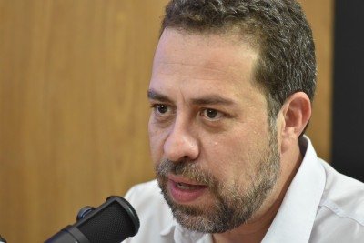 Em entrevista ao Estado de Minas, Guilherme Boulos disse que a discussão sobre o fim da escala 6x1 revelou diferenças entre o discurso e as posições defendidas por setores da oposição sobre relações de trabalho -  (crédito: Ramon Lisboal/EM/D.A Press)