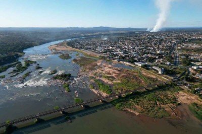 Vista aérea do São Francisco e da ponte entre Pirapora e Buritizeiro: depois da pureza próximo à nascente, trecho tem a melhor condição, mas Situação começa a se degradar adiante -  (crédito: Alexandre Guzanshe/EM/D.A Press)