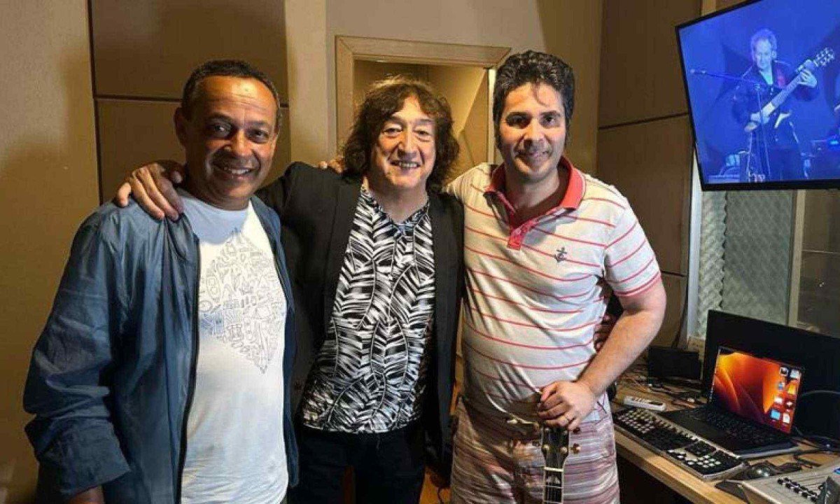 M&uacute;sicos H&eacute;lder Viana, Toninho Horta e Eneias Xavier est&atilde;o lado a lado e sorriem para a c&acirc;mera
