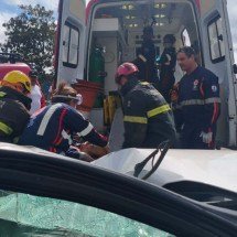 Batida entre carreta e picape deixa um morto em rodovia de Minas - CBMMG/Divulgação 
