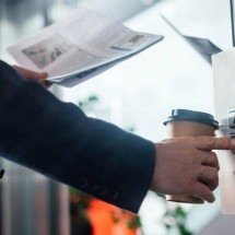 A ciência de apertar o elevador repetidamente: o ritual psicológico criado pela espera e pelos algoritmos invisíveis - Portal Giro 10