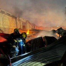 Incêndio de grandes proporções destrói galpão em BH - CBMMG/Divulgação