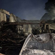 Incêndio causa danos estruturais graves em galpão em BH - CBMMG/Divulgação