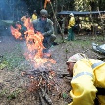 Brigadistas treinam táticas de sobrevivência na linha  do fogo - Leandro Couri/EM/D.A Press