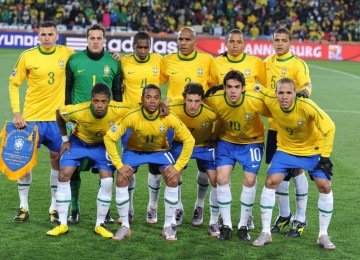 Time do Brasil na estreia da Copa de 2010, contra a Coreia do Norte. Luís Fabiano no canto direito inferior -  (crédito: AFP  / ANTONIO SCORZA)