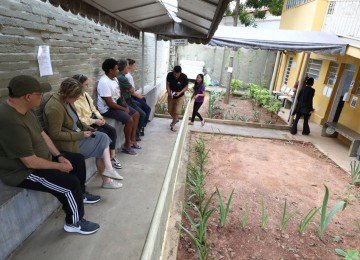 Pessoas aguardam na fila para receber a dose da vacina contra a gripe no Centro de Saúde Nossa Senhora Aparecida, Bairro Novo São Lucas, Região Centro-Sul da capital -  (crédito: Marcos Vieira /EM/DA. Press)