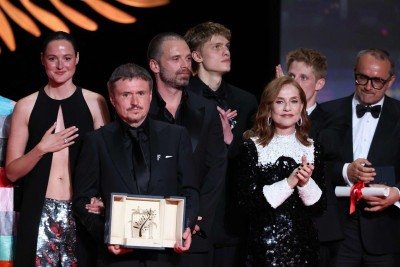 O diretor, roteirista e produtor romeno Cristian Mungiu posa no palco ao lado da atriz norueguesa Renate Reinsve, do ator romeno-americano Sebastian Stan e da atriz francesa Isabelle Huppert após ganhar a Palma de Ouro pelo filme 'Fjord' durante a cerimônia de encerramento da 79ª edição do Festival de Cinema de Cannes -  (crédito: Sameer Al-Doumy/AFP)