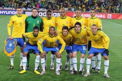 Time do Brasil na estreia da Copa de 2010, contra a Coreia do Norte. Luís Fabiano no canto direito inferior -  (crédito: AFP  / ANTONIO SCORZA) -Time do Brasil na estreia da Copa de 2010, contra a Coreia do Norte. Luís Fabiano no canto direito inferior -  (crédito: AFP  / ANTONIO SCORZA)
