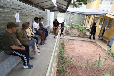 Pessoas aguardam na fila para receber a dose da vacina contra a gripe no Centro de Saúde Nossa Senhora Aparecida, Bairro Novo São Lucas, Região Centro-Sul da capital -  (crédito: Marcos Vieira /EM/DA. Press)