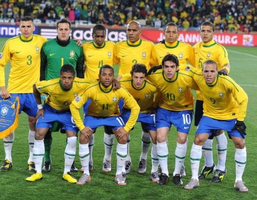 Time do Brasil na estreia da Copa de 2010, contra a Coreia do Norte. Luís Fabiano no canto direito inferior - (crédito: AFP / ANTONIO SCORZA) Time do Brasil na estreia da Copa de 2010, contra a Coreia do Norte. Luís Fabiano no canto direito inferior - (crédito: AFP / ANTONIO SCORZA)