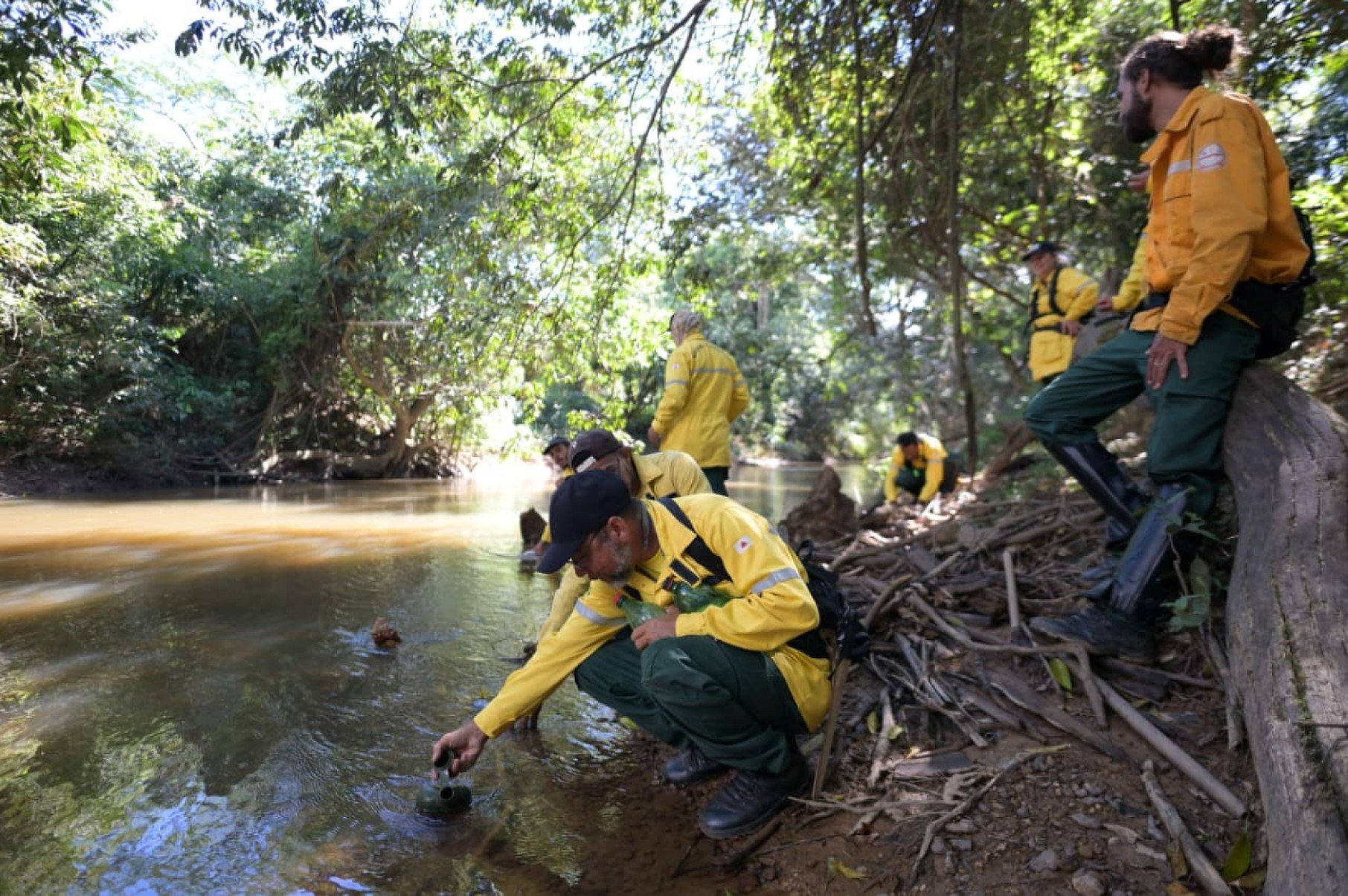 Entre técnicas de sobrevivência, preparo físico e resistência emocional, brigadistas voluntários da Serra do Cipó participaram de um treinamento em ambiente hostil para aprender a agir quando o resgate não chega. A reportagem do Estado de Minas acompanhou, por 30 horas, os desafios enfrentados por quem está na linha de frente do combate aos incêndios florestais.