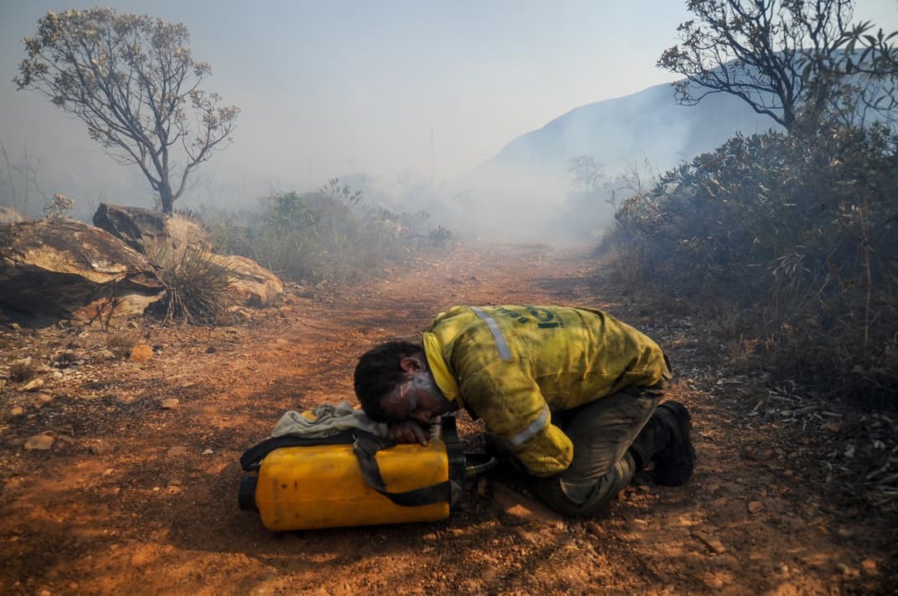Entre técnicas de sobrevivência, preparo físico e resistência emocional, brigadistas voluntários da Serra do Cipó participaram de um treinamento em ambiente hostil para aprender a agir quando o resgate não chega. A reportagem do Estado de Minas acompanhou, por 30 horas, os desafios enfrentados por quem está na linha de frente do combate aos incêndios florestais.