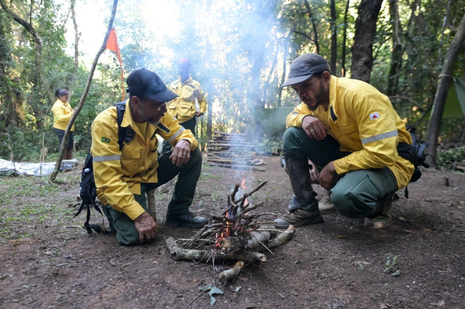 Entre técnicas de sobrevivência, preparo físico e resistência emocional, brigadistas voluntários da Serra do Cipó participaram de um treinamento em ambiente hostil para aprender a agir quando o resgate não chega. A reportagem do Estado de Minas acompanhou, por 30 horas, os desafios enfrentados por quem está na linha de frente do combate aos incêndios florestais.