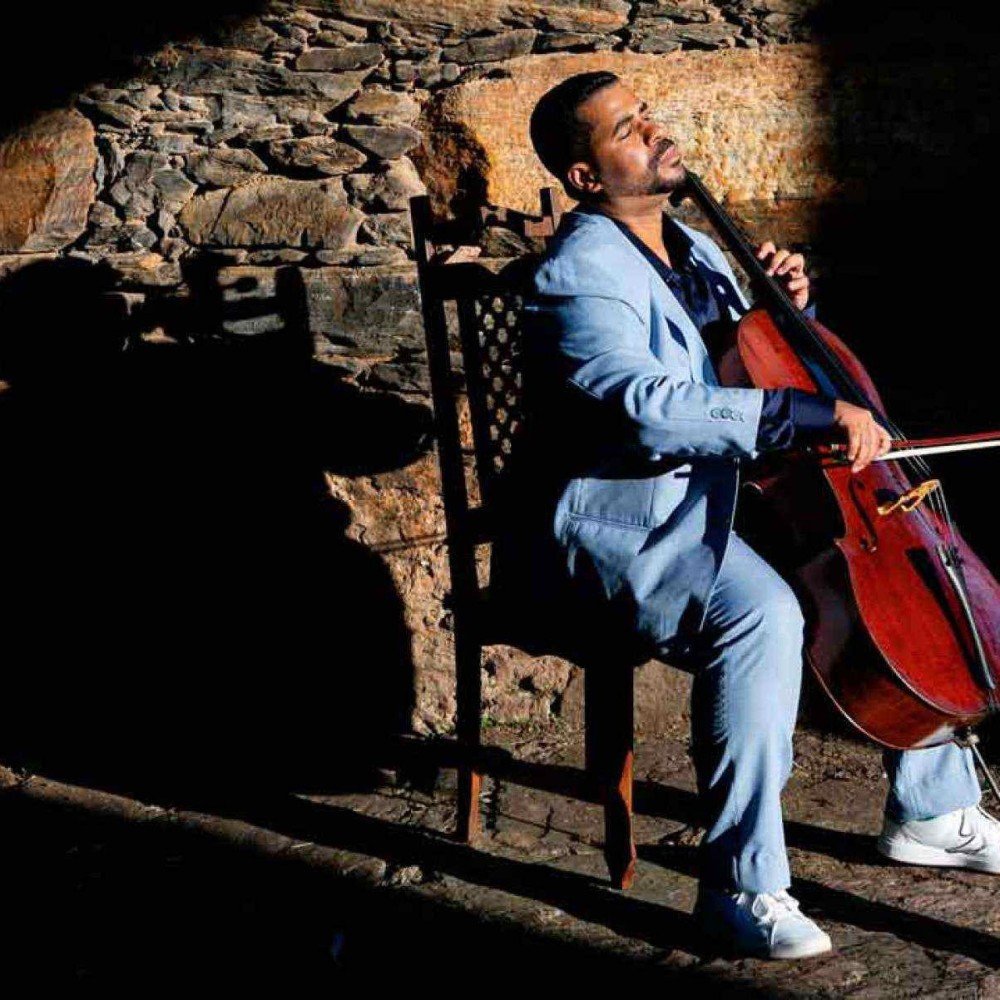 Violoncelista Carlos Márcio estreia como poeta em livro sobre o racismo