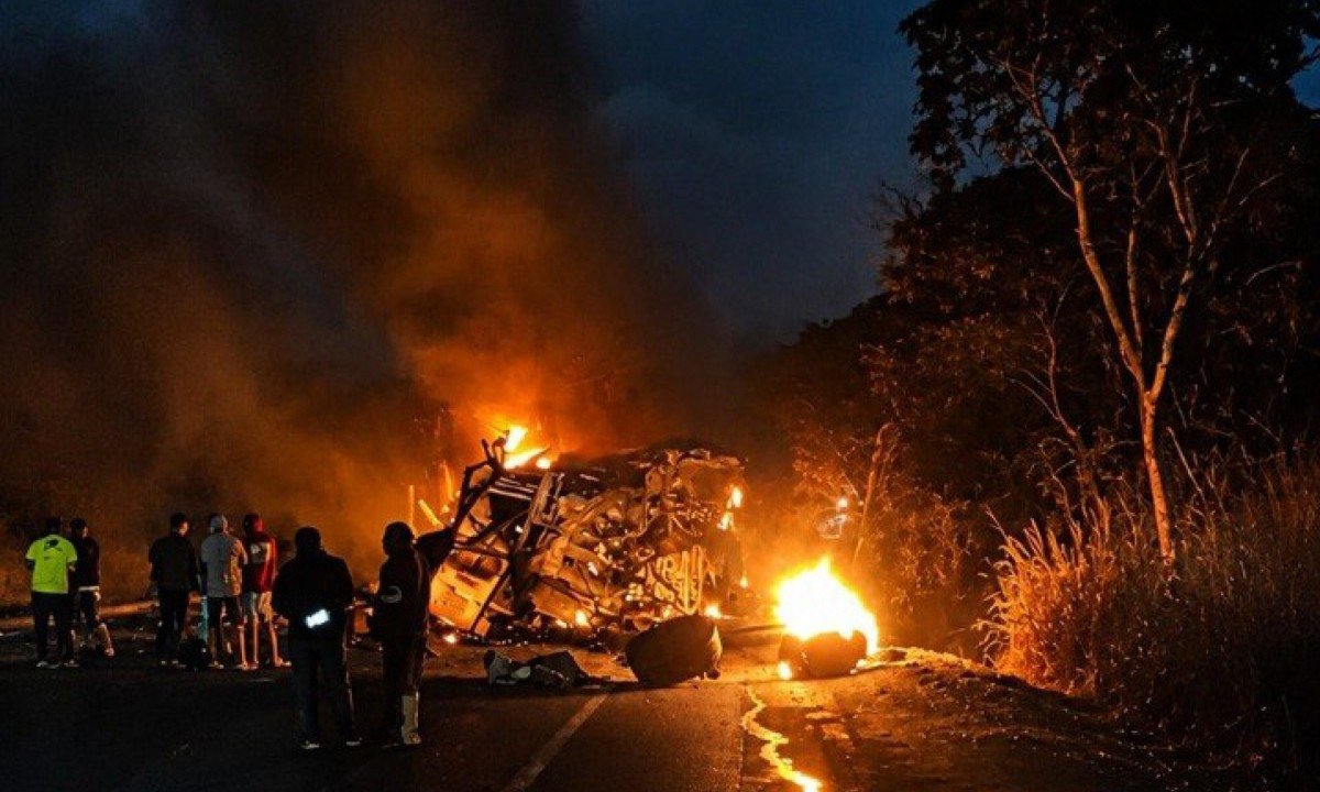 Ainda estava escuro quando foram registradas as primeiras imagens dos ve&iacute;culos em chamas na BR-251, em Santa Cruz de Salinas