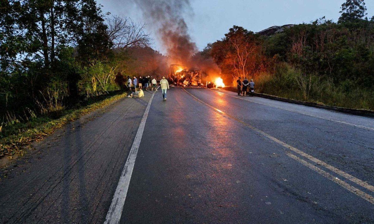 Caminh&atilde;o, &ocirc;nibus e carro em chamas bloquearam completamente a BR-251, em Santa Cruz de Salinas