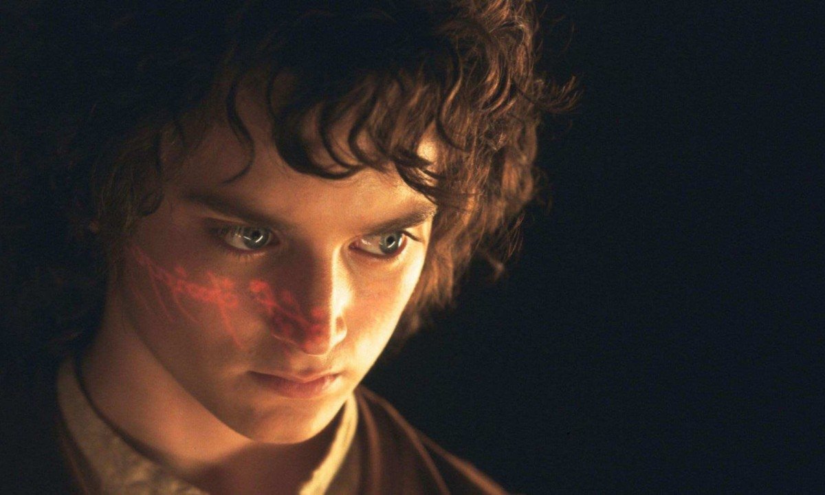 Ator Eijah Wood olha para a frente em cena do filme O senhor dos an&eacute;is