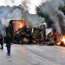 Acidente na BR-251: nono corpo carbonizado é encontrado nas ferragens - CBMMG