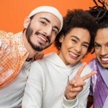 Do símbolo da paz ao pose padrão: a história do gesto de V nas fotos da cultura pop asiática contemporânea - Portal Giro 10