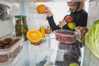 Comida quente na geladeira estraga o aparelho? A ciência explica impactos reais na conservação e no consumo de energia