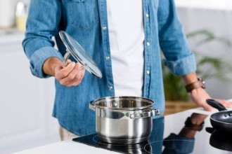 A ciência do antiaderente: como o teflon se mantém preso ao metal sem perder sua função