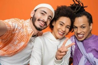 Do símbolo da paz ao pose padrão: a história do gesto de V nas fotos da cultura pop asiática contemporânea