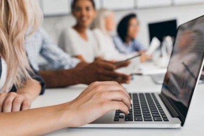 Participantes do bootcamp utilizam notebooks para aplicar conhecimentos em Intelig&ecirc;ncia Artificial para vendas, em curso da Heineken e DIO. -  (crédito: FreePik)