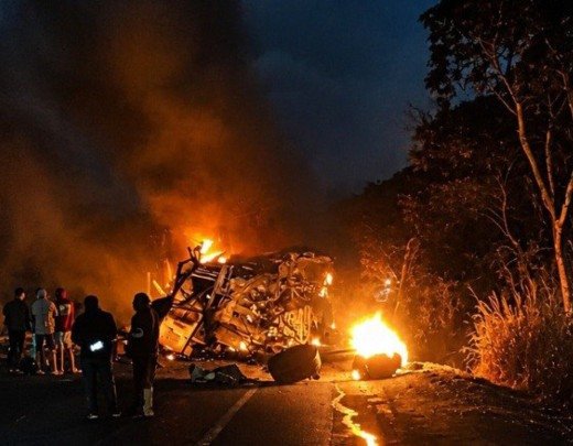 Ainda estava escuro quando foram registradas as primeiras imagens dos veículos em chamas na BR-251, em Santa Cruz de Salinas