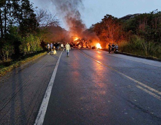 Caminh&atilde;o, &ocirc;nibus e carro em chamas bloquearam completamente a BR-251, em Santa Cruz de Salinas