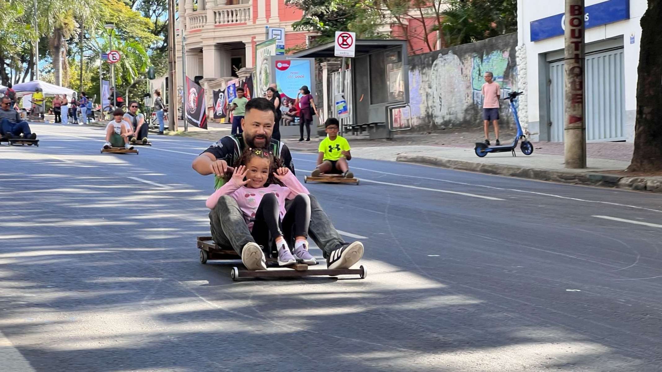 Evento gratuito transformou a avenida Crist&oacute;v&atilde;o Colombo, em BH, em pista de carrinho de rolim&atilde;