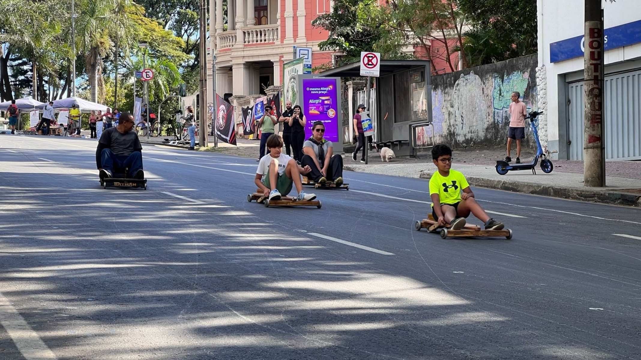 Evento gratuito transformou a avenida Crist&oacute;v&atilde;o Colombo, em BH, em pista de carrinho de rolim&atilde;