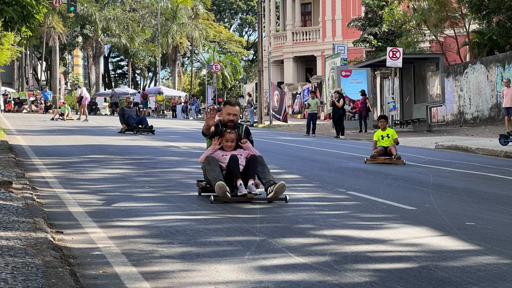 Evento gratuito transformou a avenida Crist&oacute;v&atilde;o Colombo, em BH, em pista de carrinho de rolim&atilde;