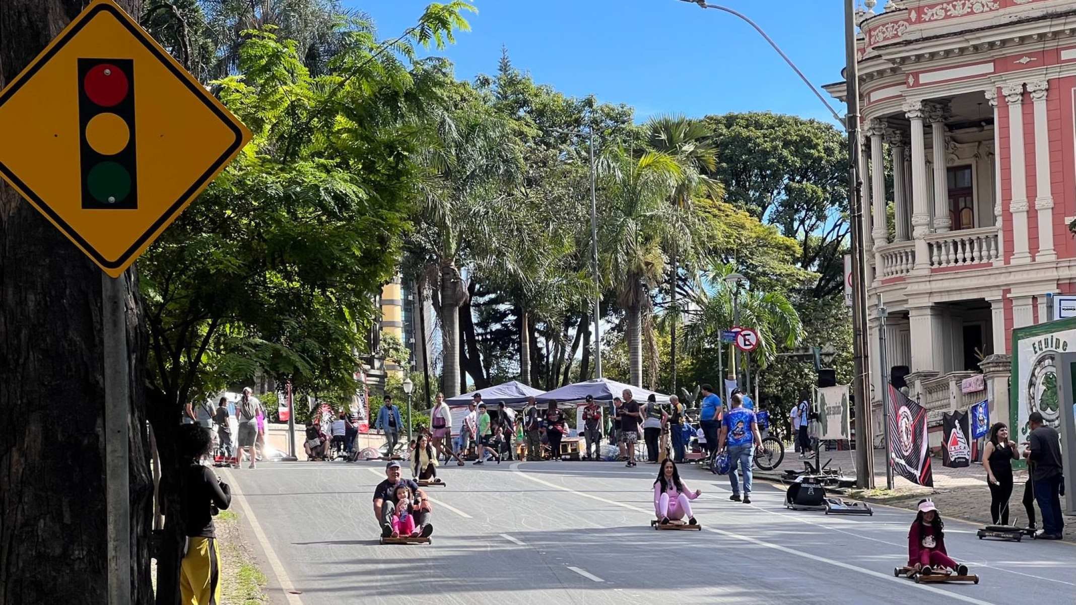 Evento gratuito transformou a avenida Crist&oacute;v&atilde;o Colombo, em BH, em pista de carrinho de rolim&atilde;