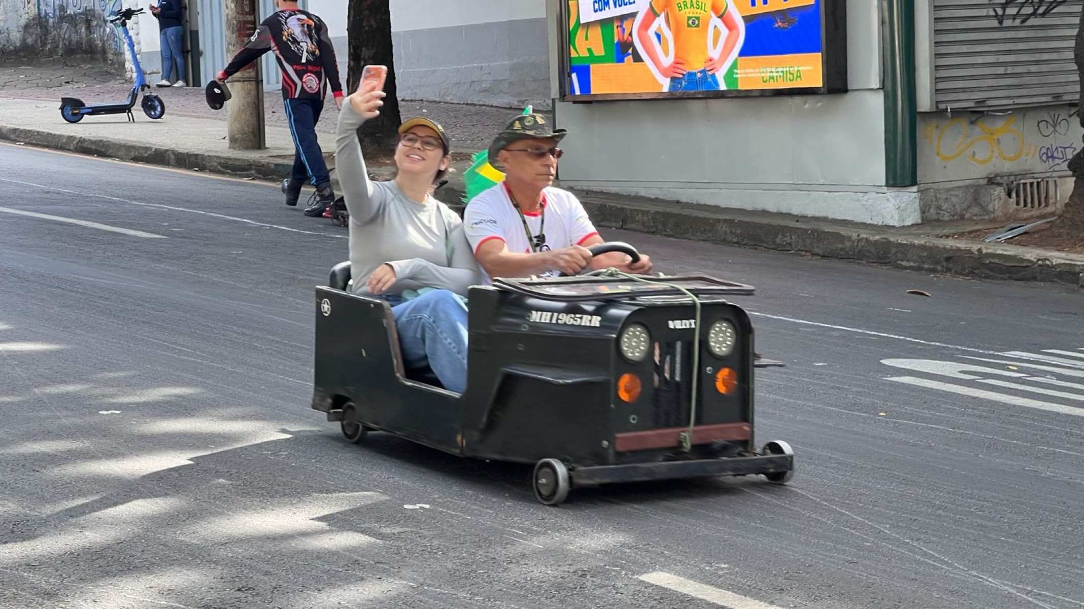 Evento gratuito transformou a avenida Crist&oacute;v&atilde;o Colombo, em BH, em pista de carrinho de rolim&atilde;