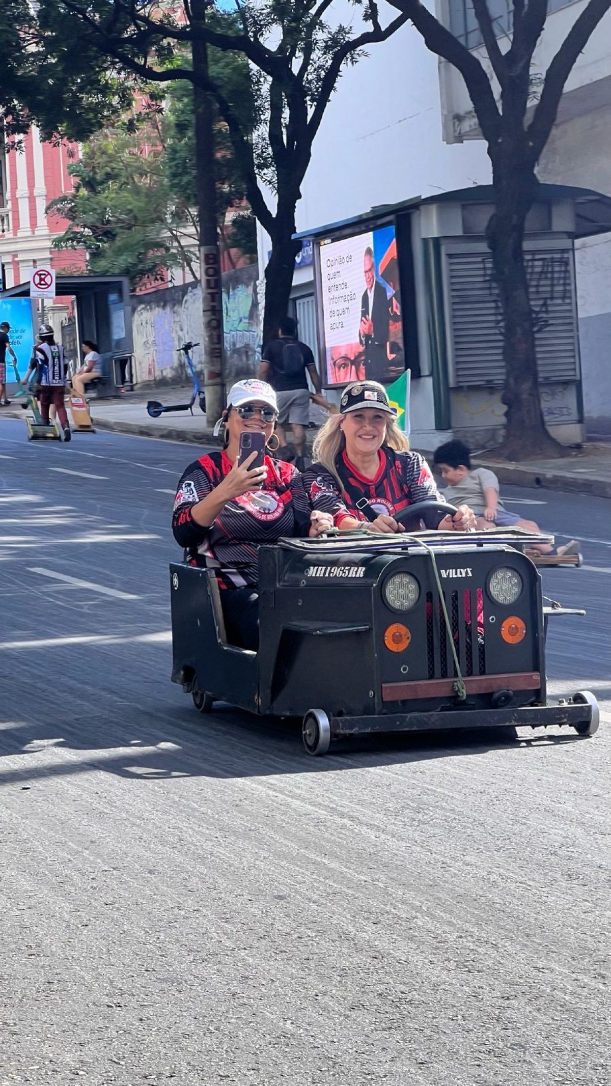 Evento gratuito transformou a avenida Crist&oacute;v&atilde;o Colombo, em BH, em pista de carrinho de rolim&atilde;