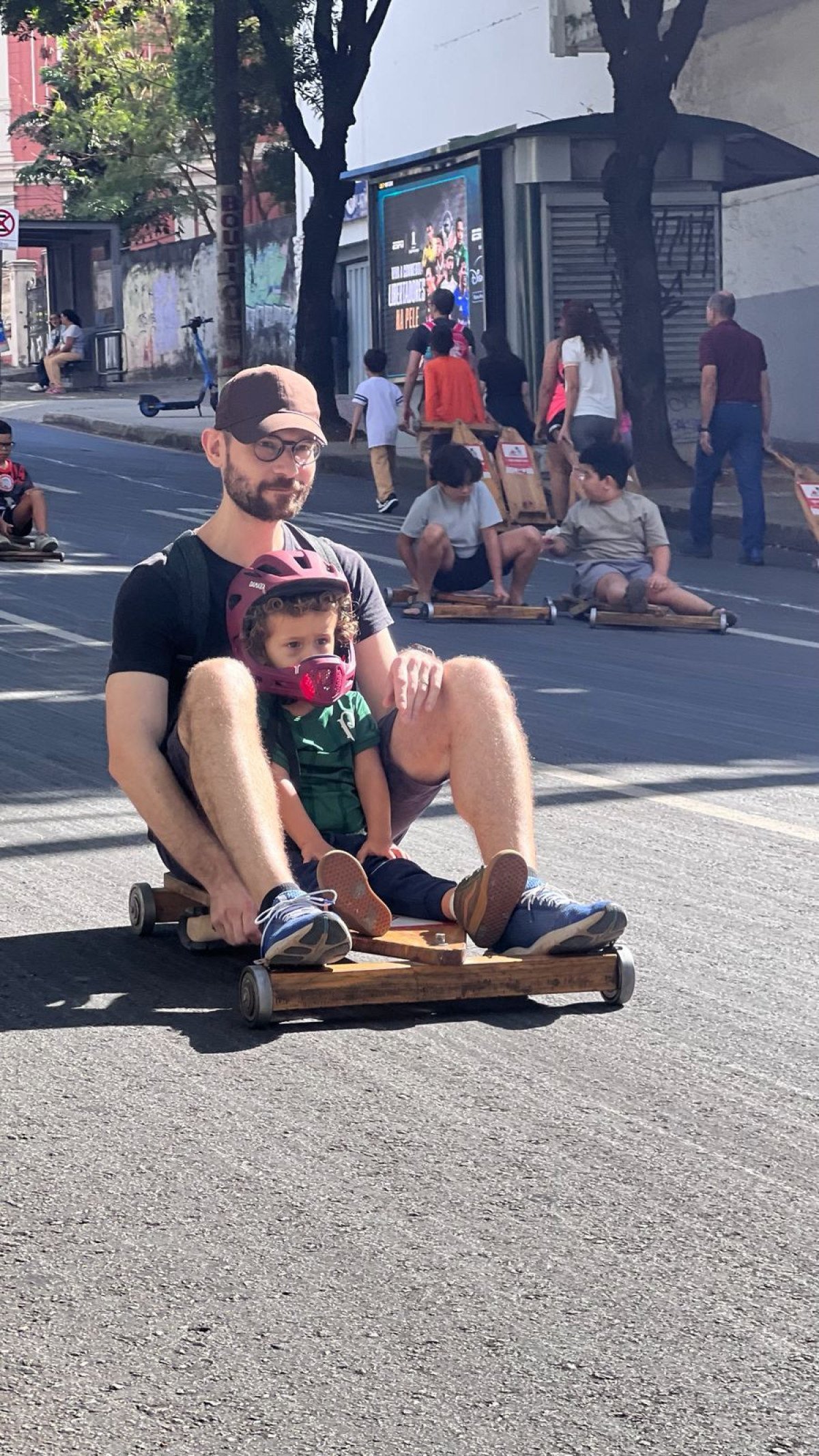 Evento gratuito transformou a avenida Crist&oacute;v&atilde;o Colombo, em BH, em pista de carrinho de rolim&atilde;