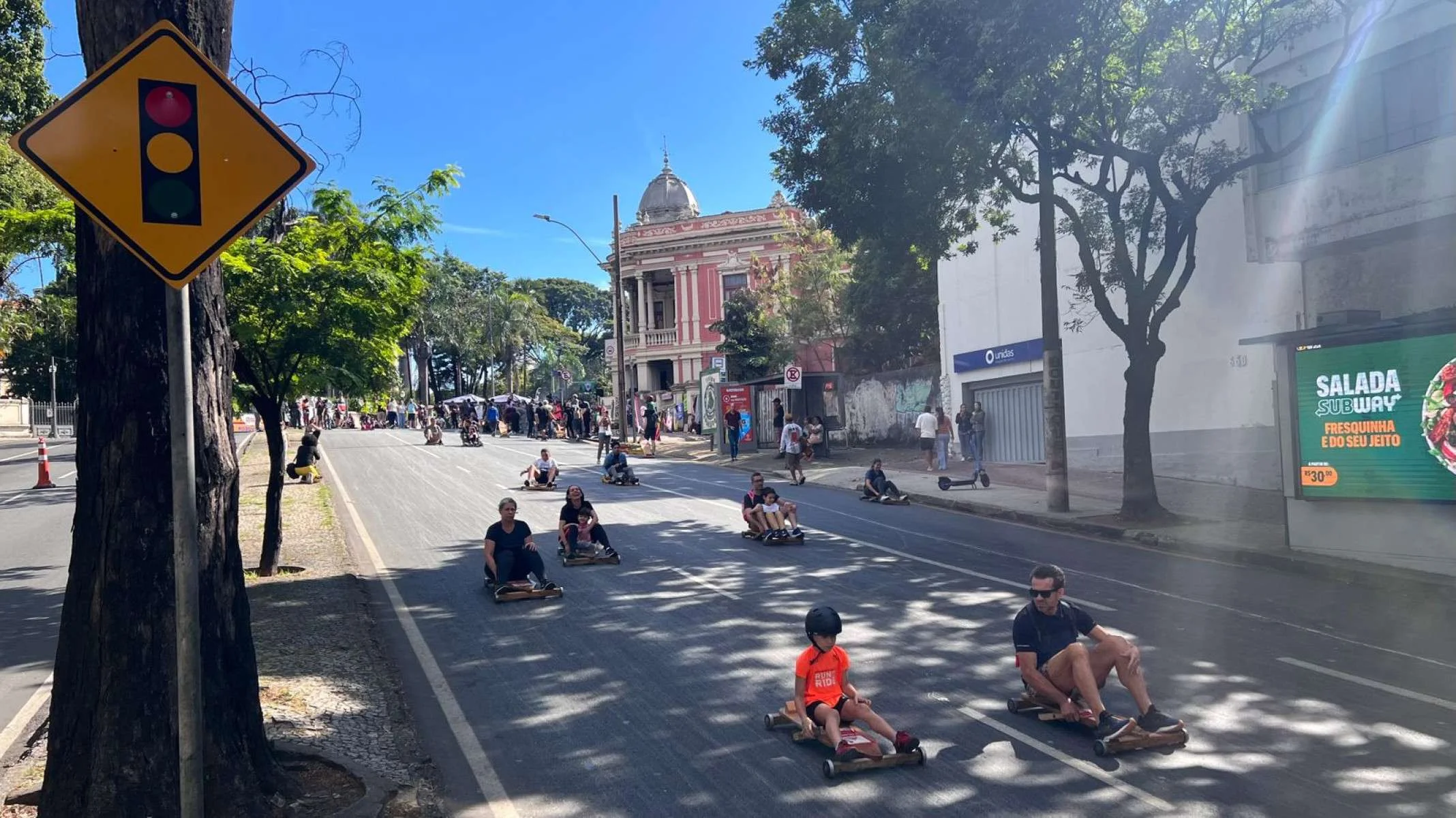 Evento gratuito transformou a avenida Crist&oacute;v&atilde;o Colombo, em BH, em pista de carrinho de rolim&atilde;