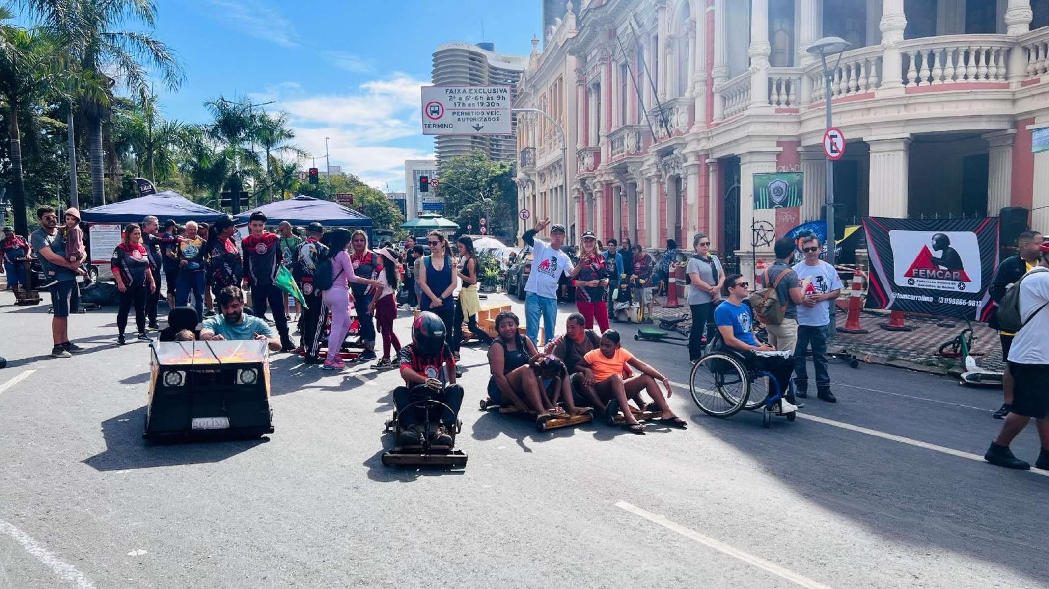 Evento gratuito transformou a avenida Crist&oacute;v&atilde;o Colombo, em BH, em pista de carrinho de rolim&atilde;-Ed&eacute;sio Ferreira/EM/D.A. Press
