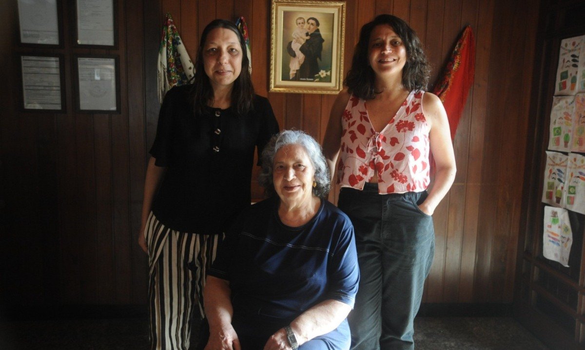 Isabel, Teresa e Fl&aacute;via Baltazar servem na Taberna Baltazar o bacalhau Gomes de S&aacute;, que remonta &agrave;s origens do restaurante, em Portugal
