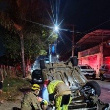 Motorista bate em carro estacionado, capota e acaba preso em flagrante - Reprodução/CBMMG
